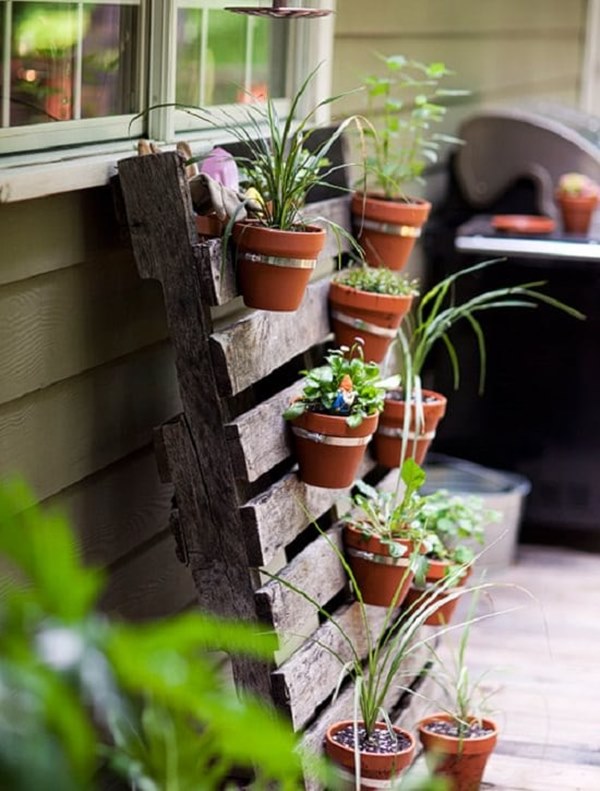 diy wood pallet terracotta vertical planter